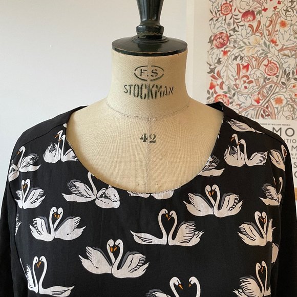 Yumi Fun Swan Print Blouse - Picture 2 of 9